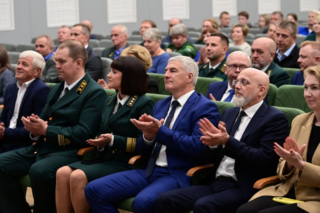 Артур Парфенчиков вручил награды лучшим работникам лесного комплекса