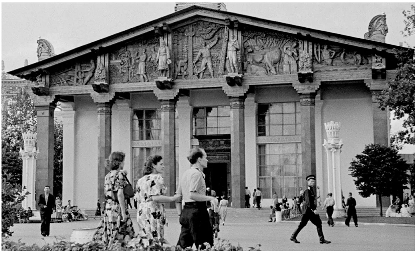 В сети вспомнили скульптора уникального деревянного фронтона павильона «Карелия», сохранившегося на ВДНХ