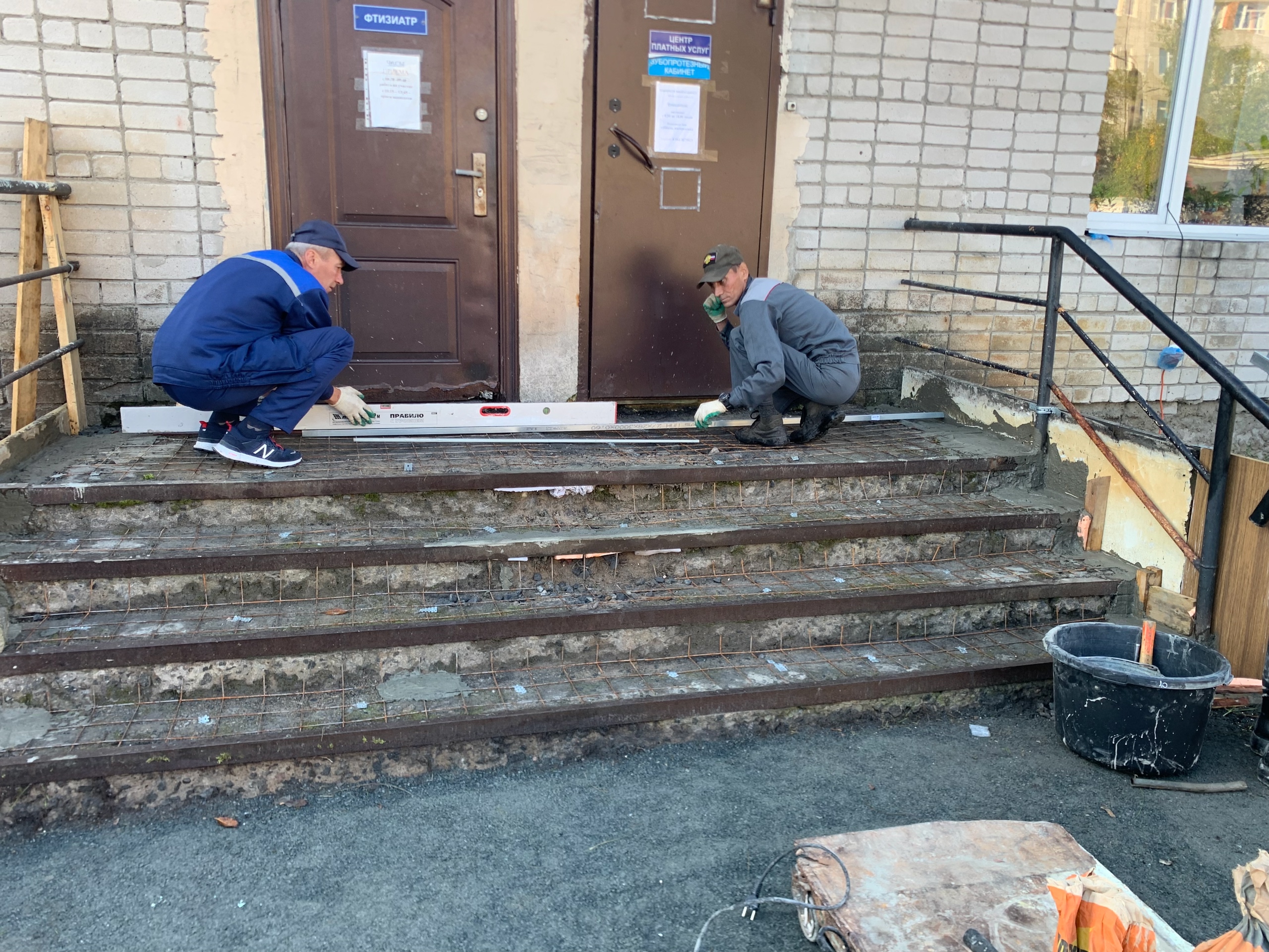 Мир не без добрых людей: в Беломорской ЦРБ ремонтируют крыльцо для удобства пациентов