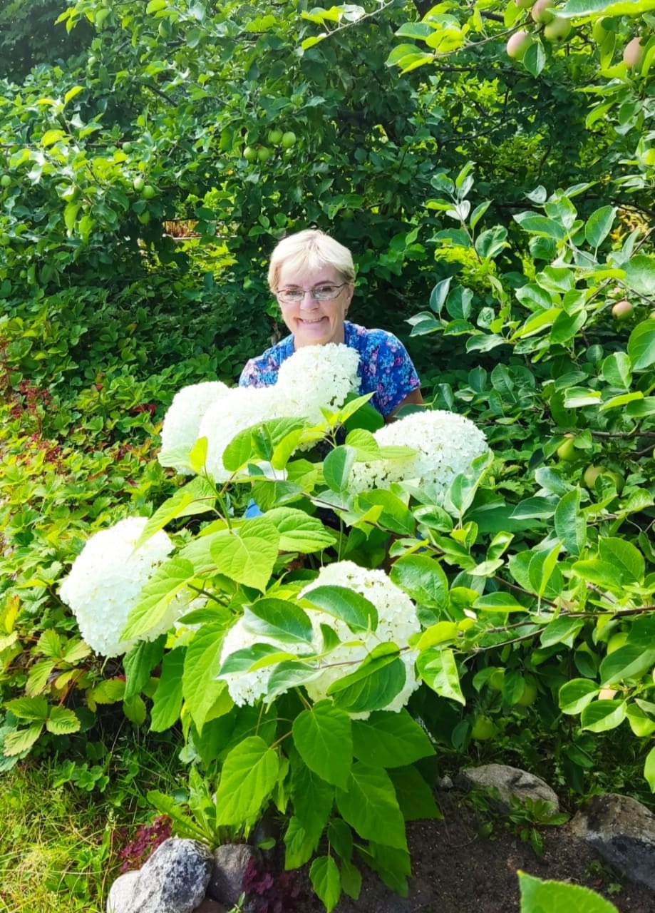 Старшая медсестра из Сегежи удивила коллег богатым урожаем и цветником