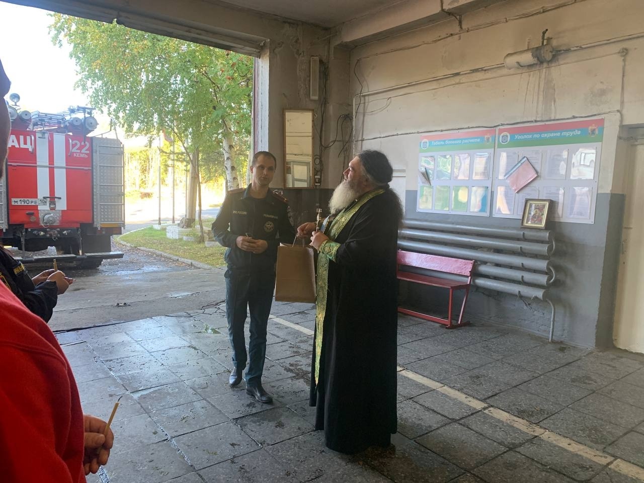 Священник провел молебен в пожарной части в Кемском районе