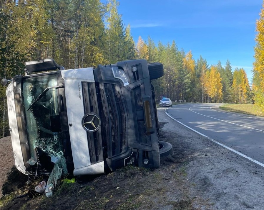 Появились подробности аварии с фурой, которая перевернулась в Карелии