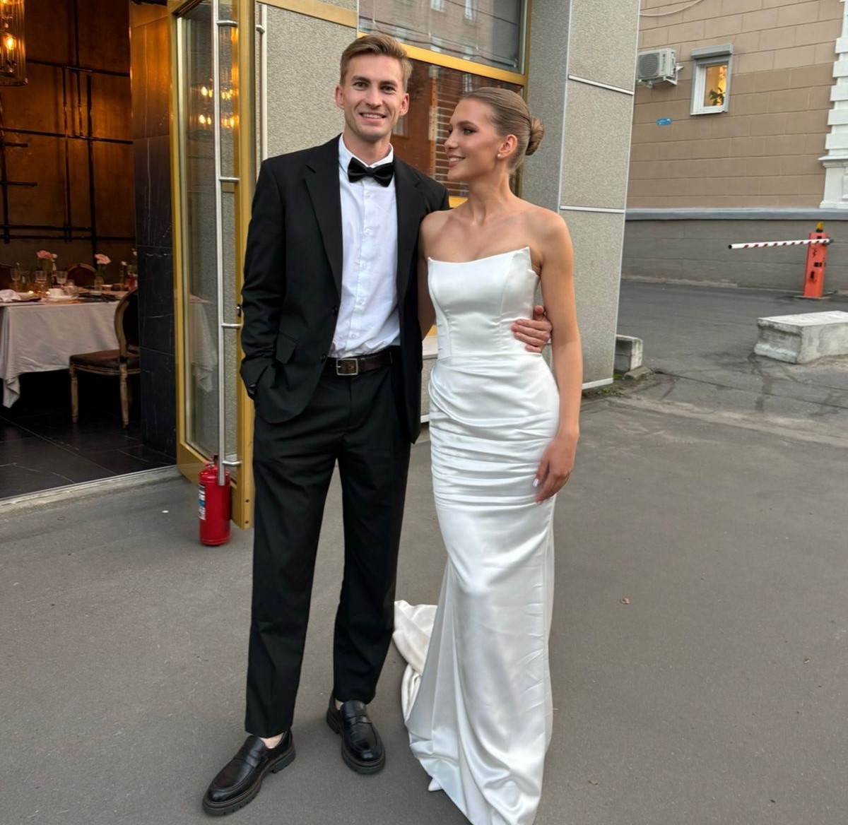 Спортивная школа Петрозаводска поздравила своих звездных тренеров со свадьбой