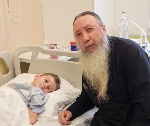 Севу, которого укусил клещ в Карелии, навестил епископ