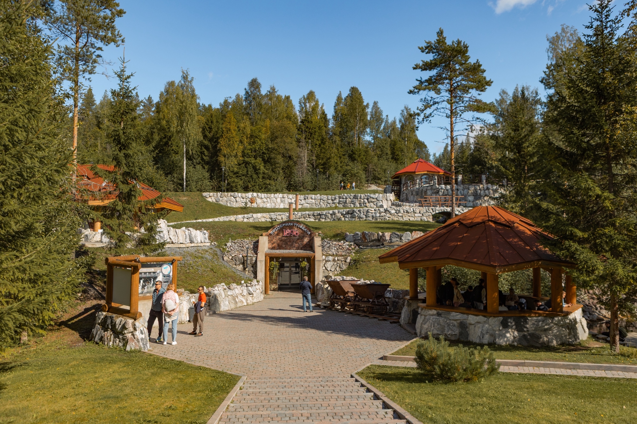 Зеркальное озеро и колонный зал: чем удивит подземный маршрут в Рускеале