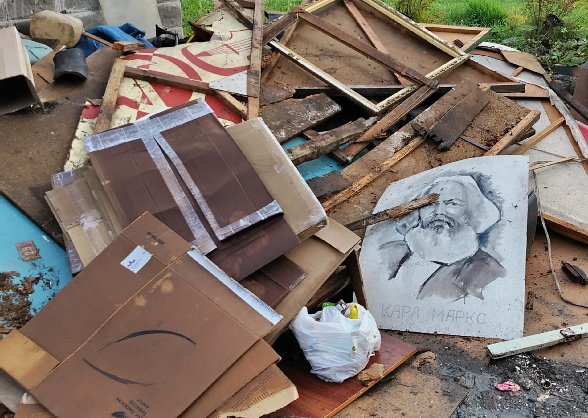 Карла Маркса отправили на помойку в одном из районов в Петрозаводске