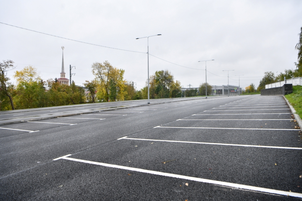 Артур Парфенчиков открыл новую парковку в Паровозном сквере в Петрозаводске