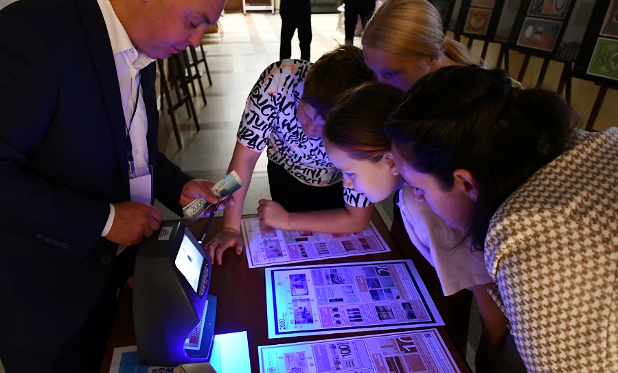 Посетителей Банка России в Петрозаводске научили определять по защитным признакам подлинность денежных знаков