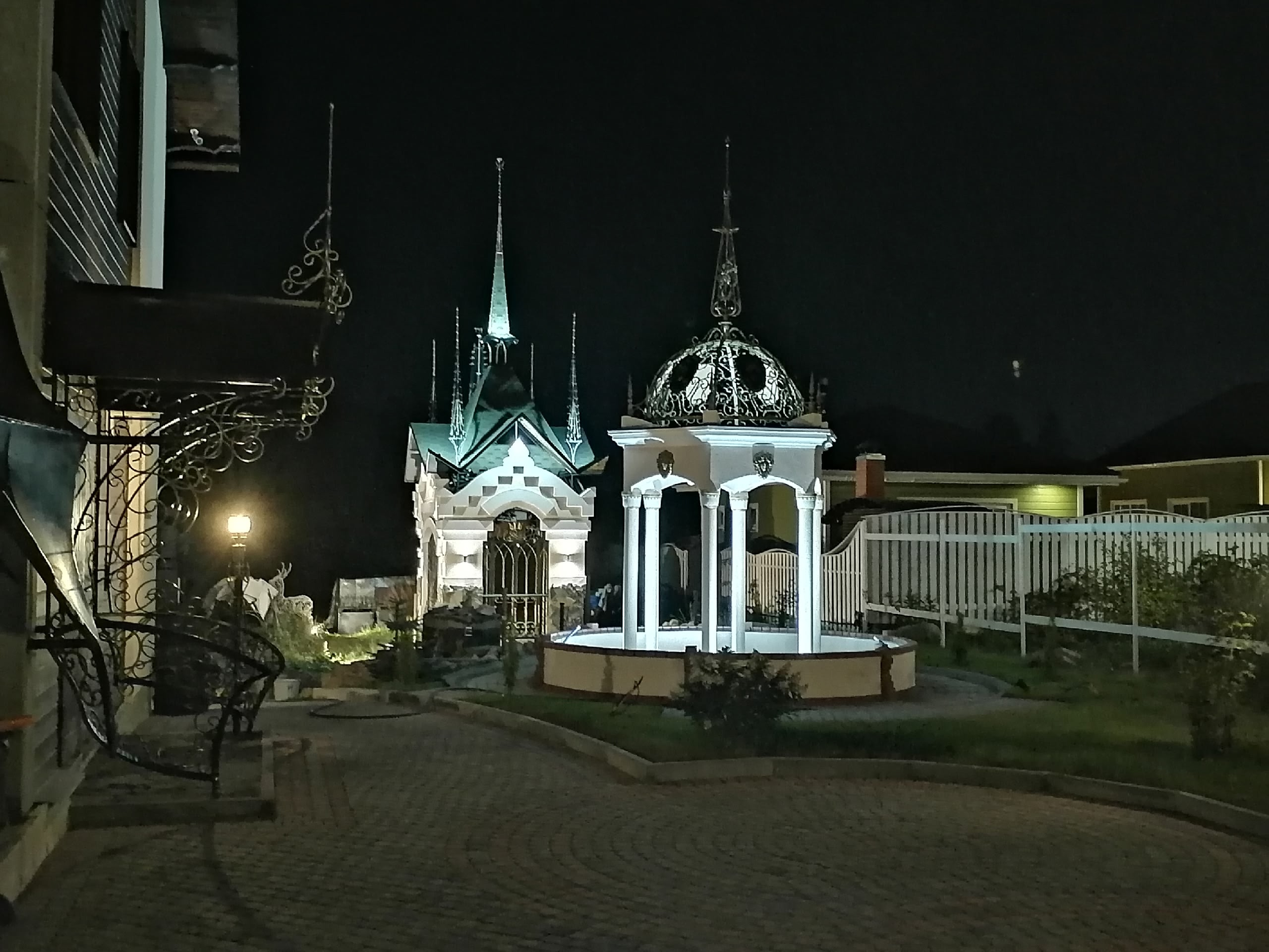 Житель Новой Вилги установил рядом с домом великолепную ротонду