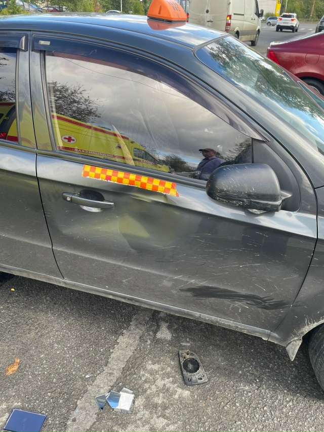 Уверенный поворот таксиста привел к ДТП в Петрозаводске: пострадал велосипедист