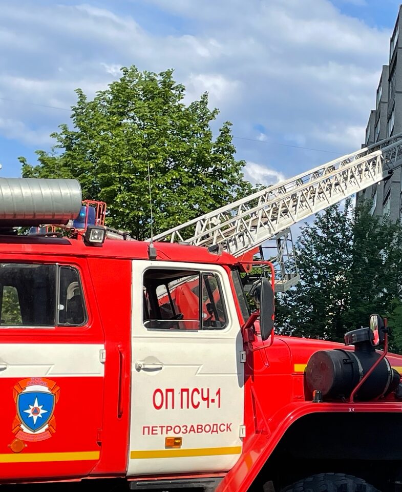 Спасатели МЧС Карелии отговорили стоящего на окне мужчину от гибельного шага