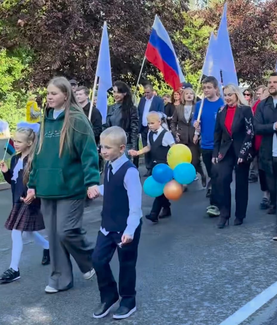 Нарядные и счастливые: в Петрозаводске состоялось традиционное шествие первоклассников