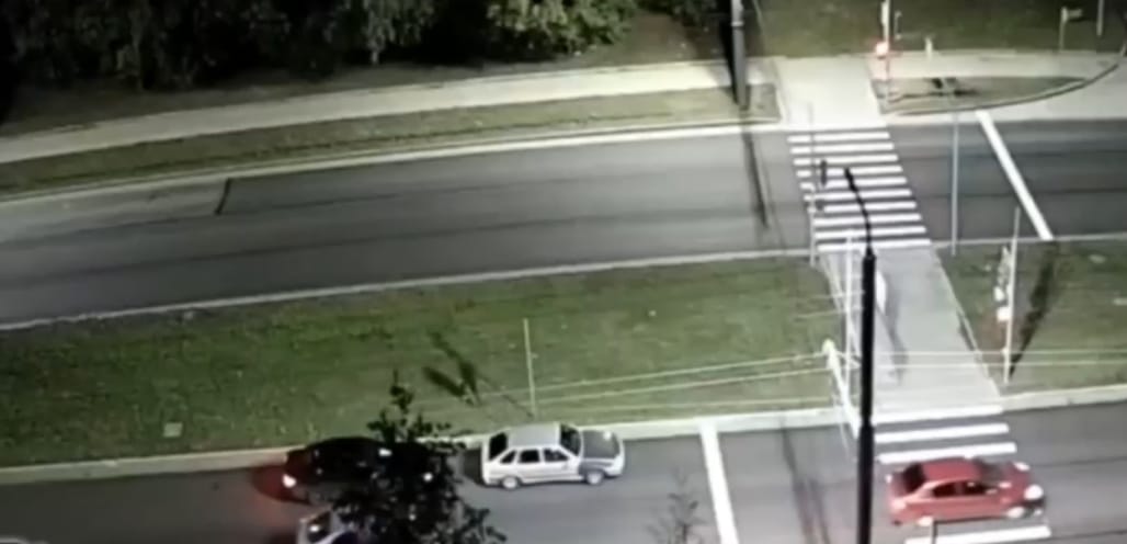 Бросил авто прямо на перекрестке: водитель легковушки сиганул наутек от дорожных полицейских