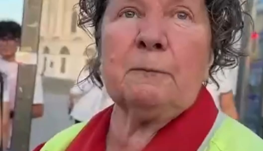 Женщине-дворнику из Петербурга подарили 1 млн рублей на день рождения