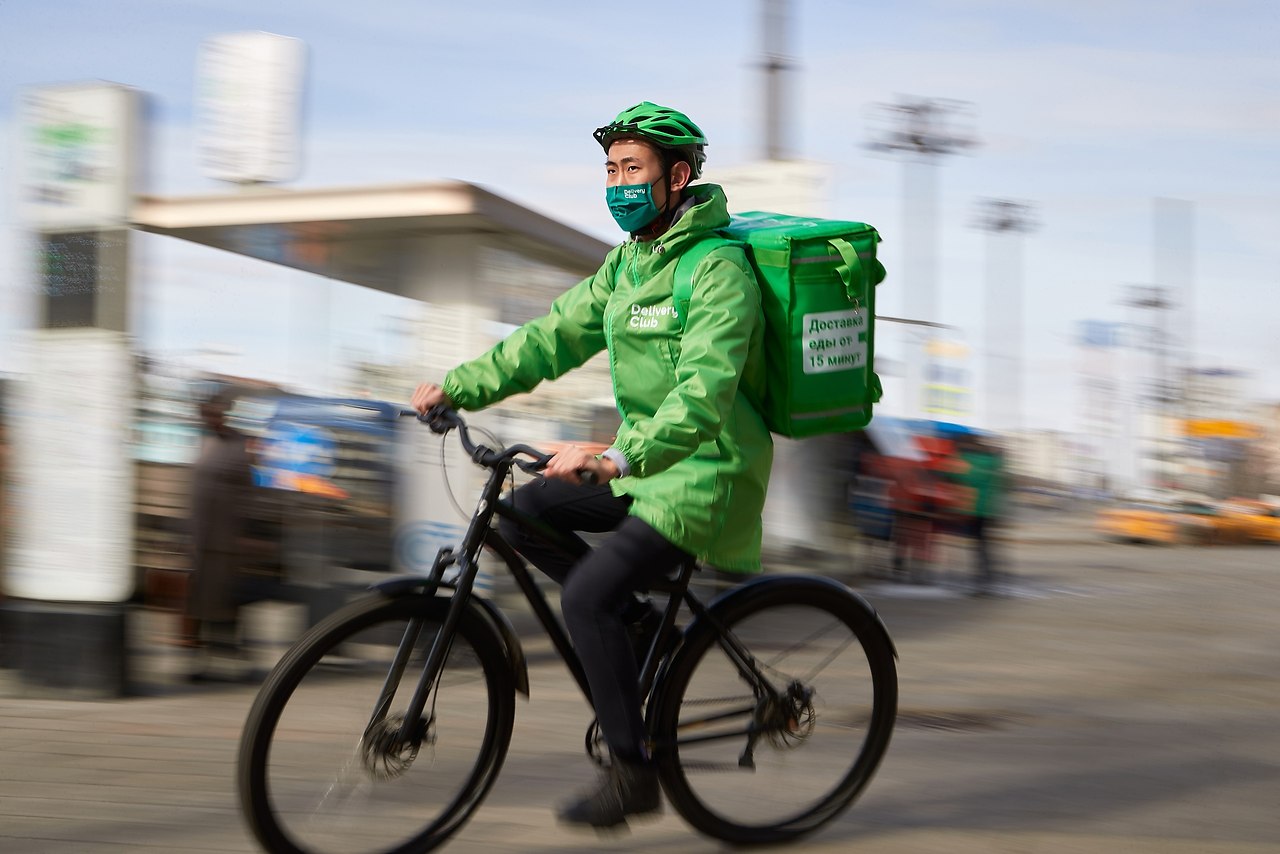 Соцопрос: половина петербуржцев поддержали запрет на работу мигрантов курьерами