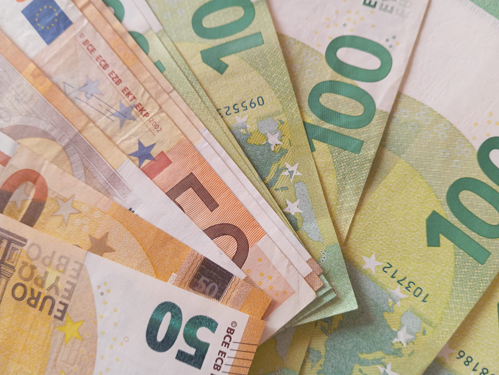 ЦБ продлил до марта 2026 года ограничения на снятие наличной иностранной валюты