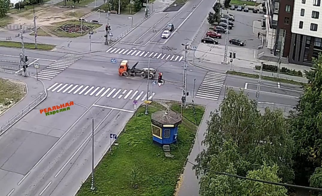 Грузовик на перекрестке в Петрозаводске чуть не потерял на ходу колесо