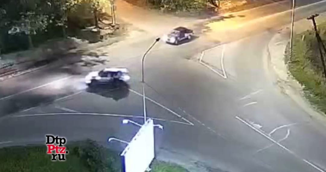 Велосипедист, ехавший по дороге в отдаленном районе Петрозаводска, чудом остался жив