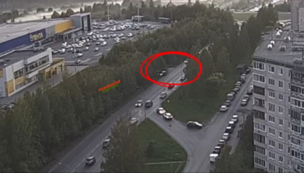 Соцсети: водителю стало плохо и машина на оживленной трассе в Петрозаводске съехала в кювет