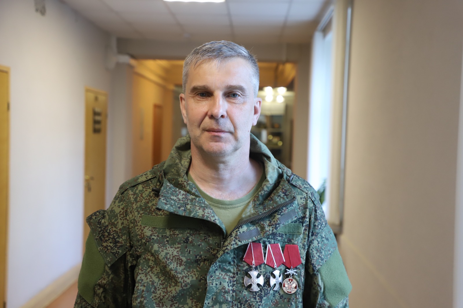 Командир поблагодарил Шандаловича за службу в госпитале под Луганском