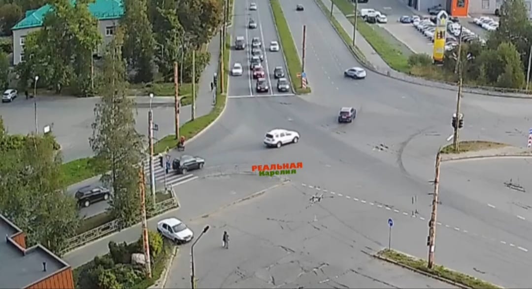 Курьер в Петрозаводске не вписался в поворот и улетел на обочину дороги