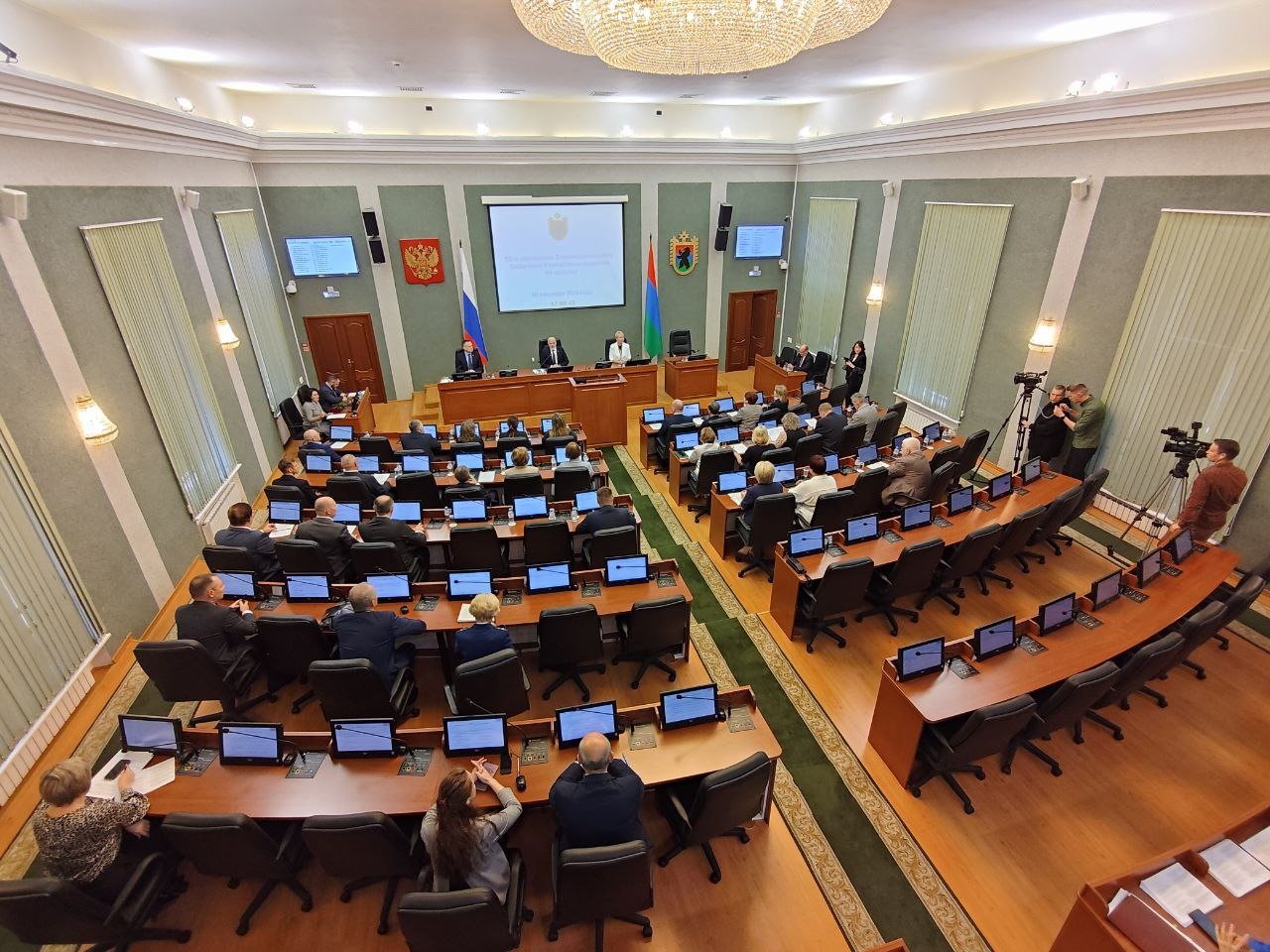 Шандалович открыл первое пленарное заседание осенней сессии Заксобрания