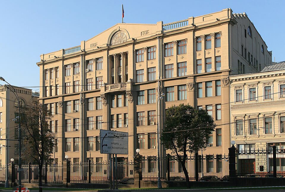 Семь губернаторов в России попали в «красную зону»