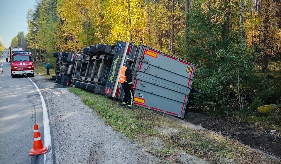 Водитель в больнице: фура перевернулась на трассе в Карелии