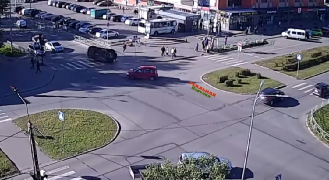 Внедорожник не устоял после удара с легковушкой и лег набок в Петрозаводске