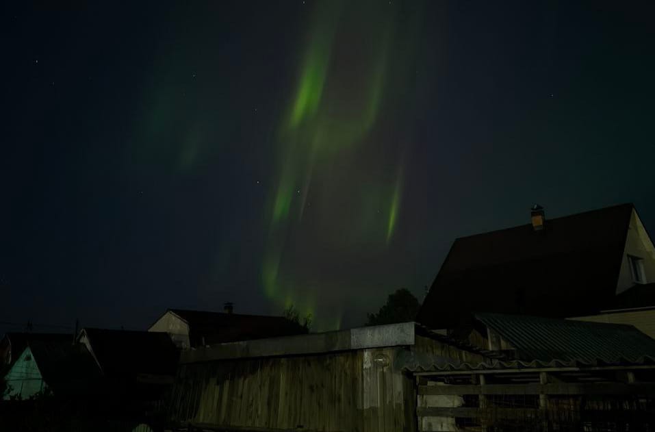 В Петрозаводске прямо сейчас очевидцы запечатлели северное сияние