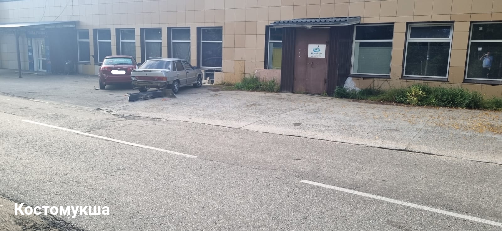 В Костомукше пьяный юнец ни свет ни заря протаранил припаркованные авто — двое водителей получили травмы