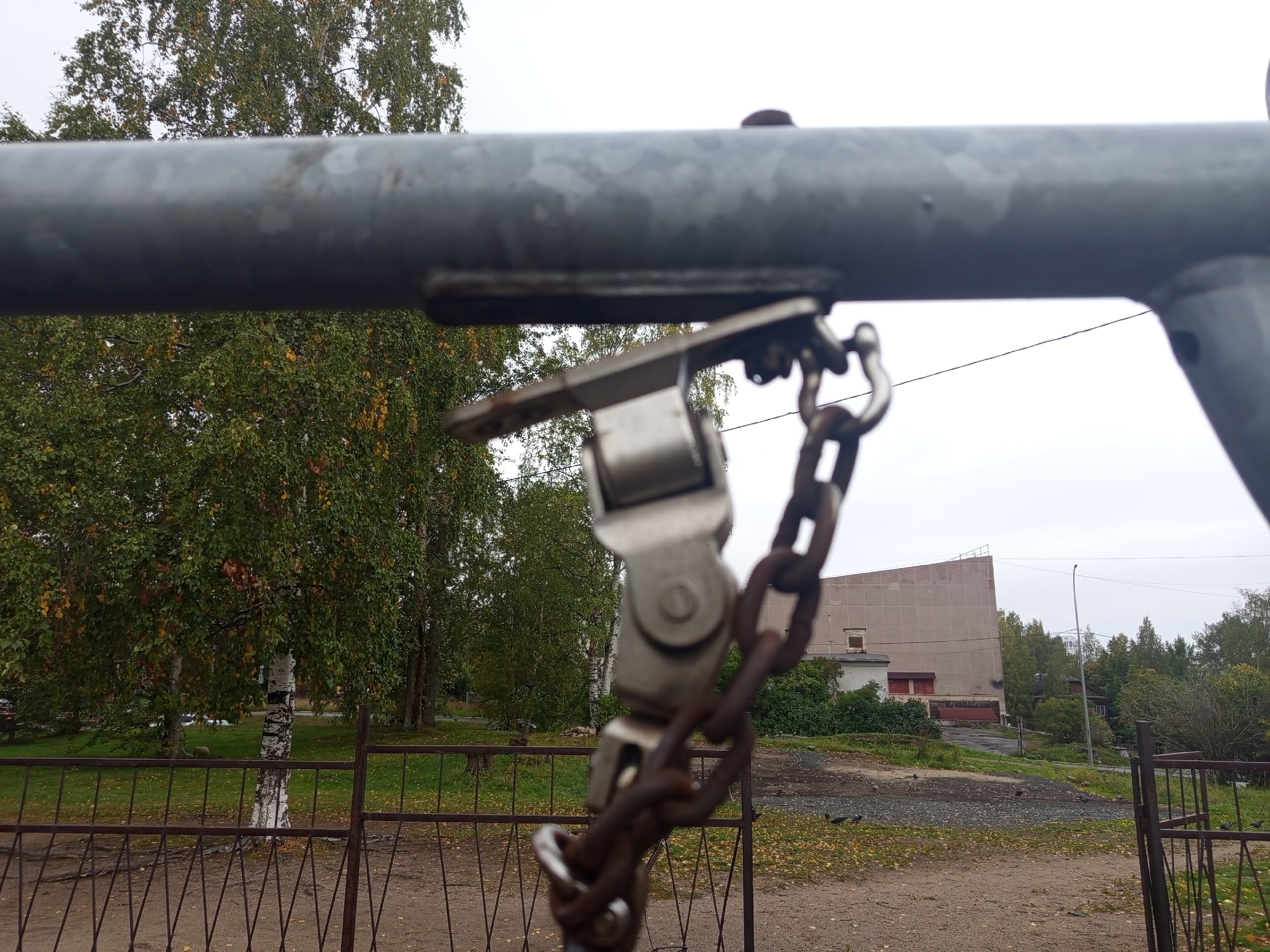 Качели около бывшего кинотеатра в Петрозаводске угрожают безопасности детей