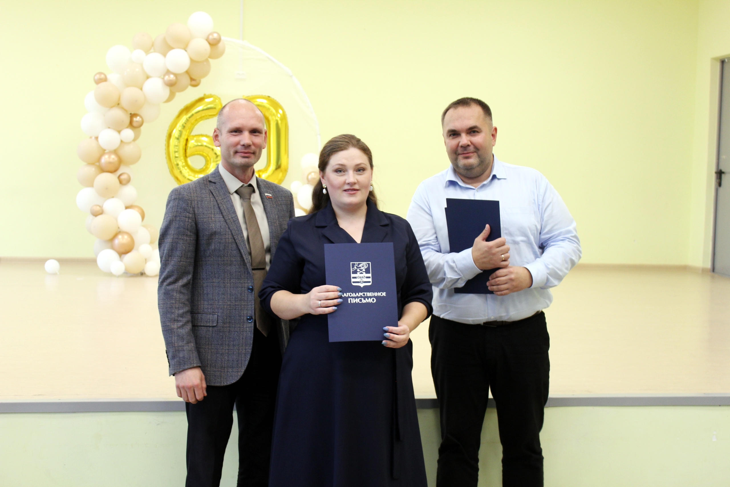 Депутаты Петросовета поздравили с юбилеем школу № 20