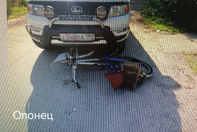 Автомобиль снес пожилую велосипедистку в Олонце