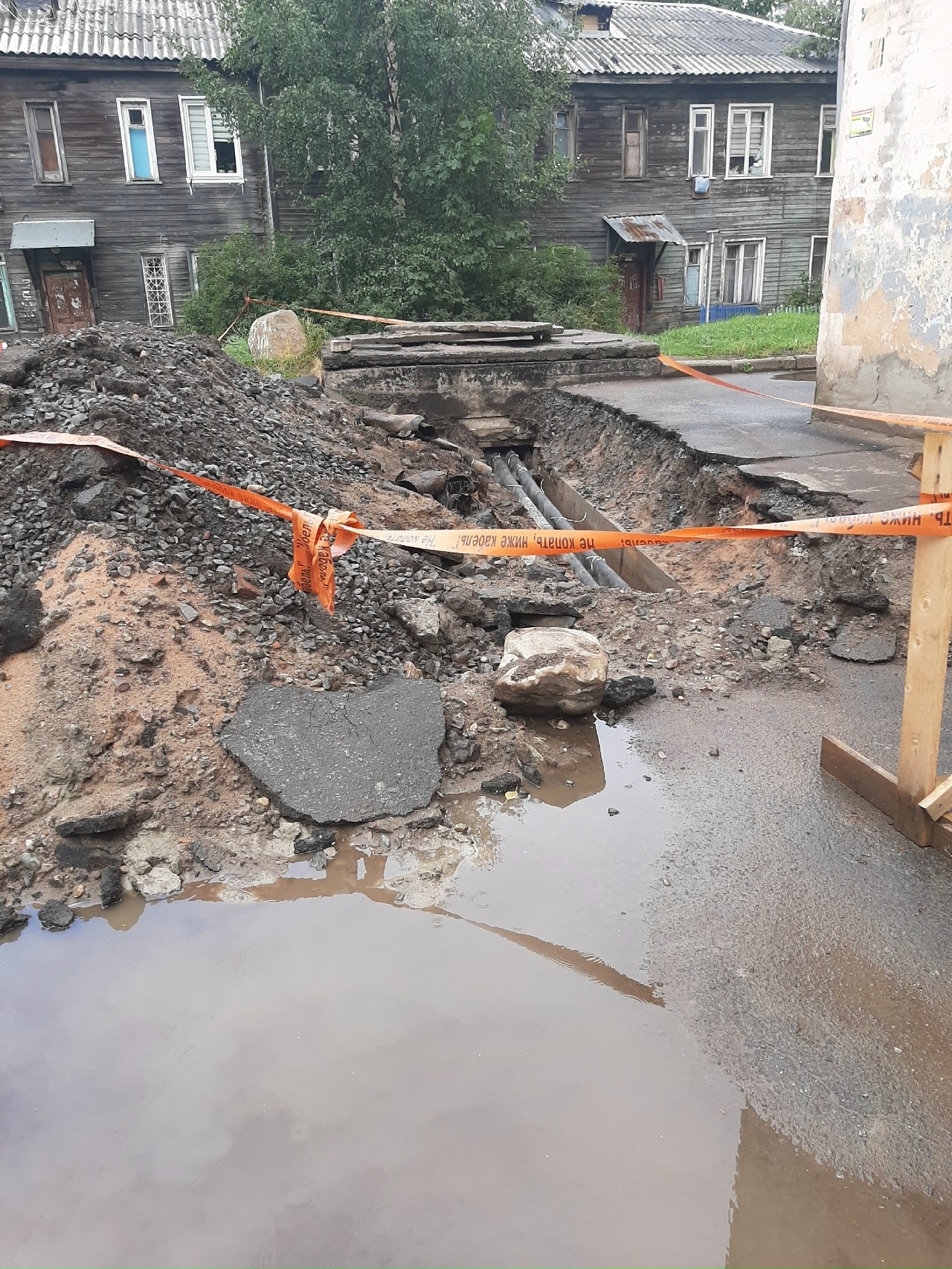 В Петрозаводске у школы дети идут по разбитому асфальту из-за незакопанных труб В Петрозаводске у школы дети идут по разбитому асфальту из-за незакопанных труб