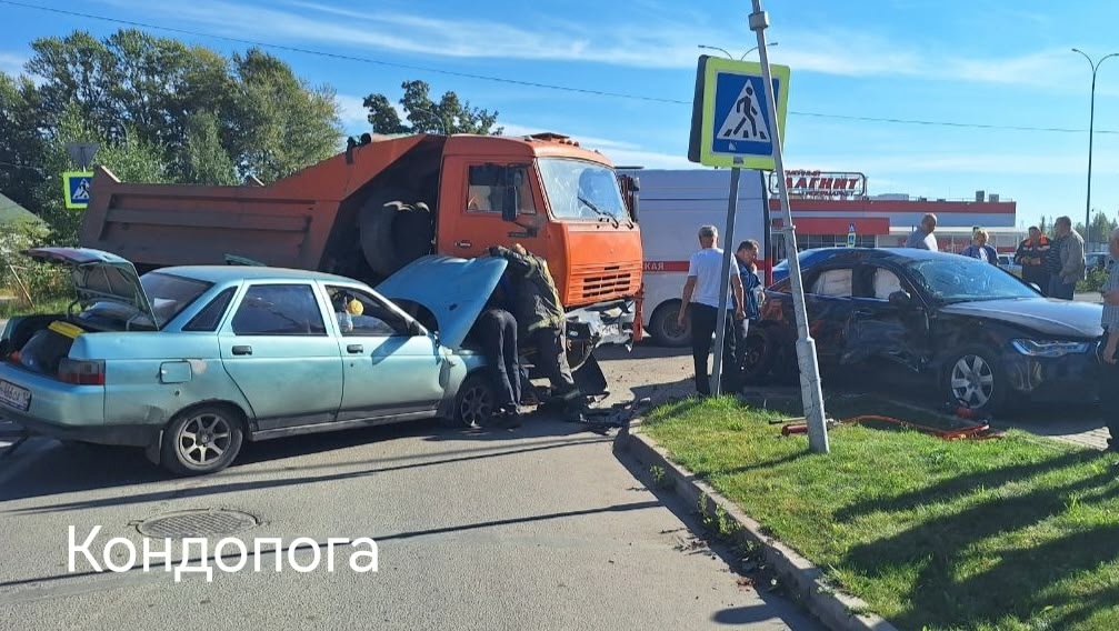 Гость Карелии на иномарке не уступил дорогу КАМАЗу и отлетел от него в легковушку