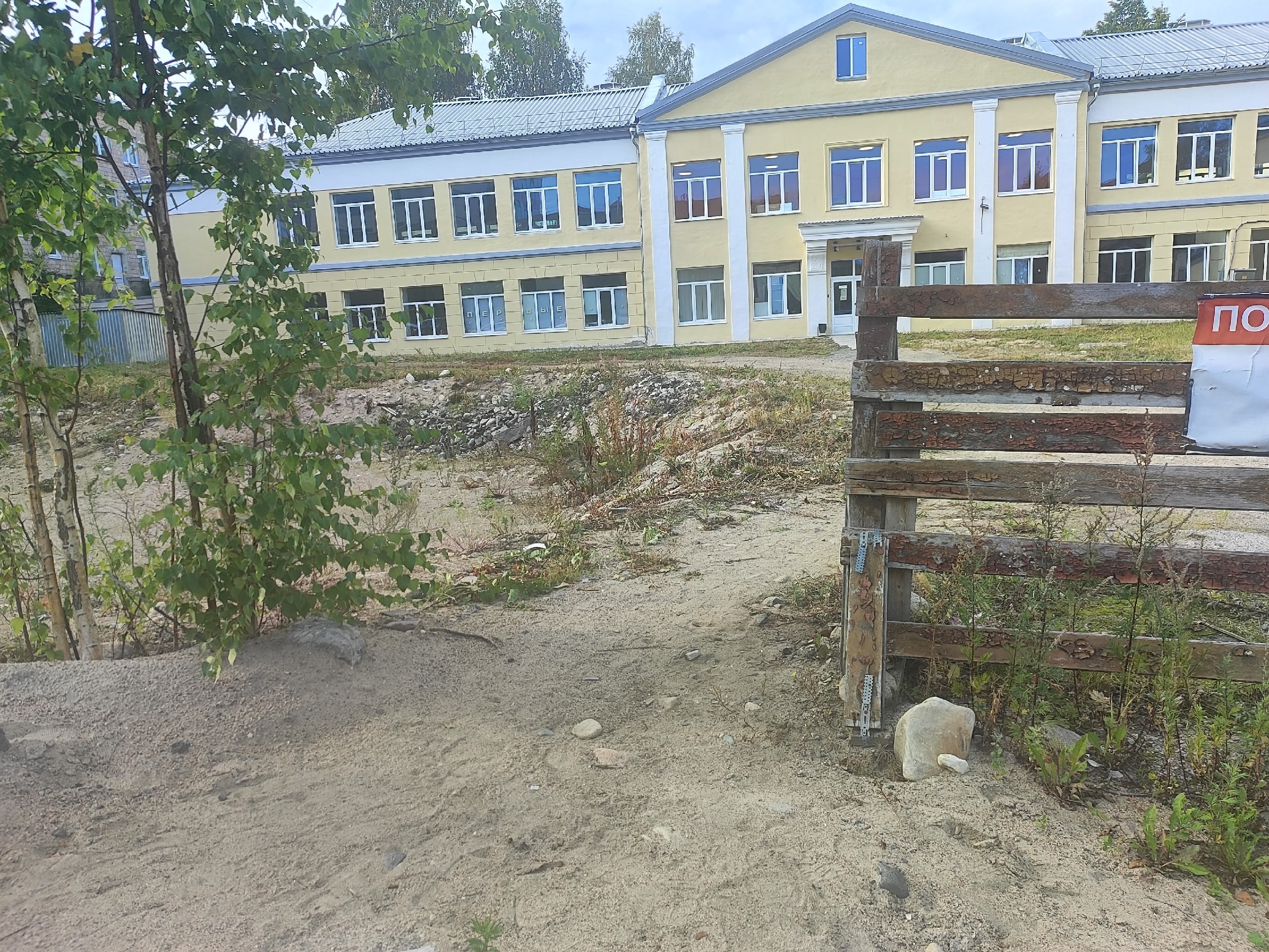 Строители оставили после себя яму у отремонтированной школы в центре Петрозаводска