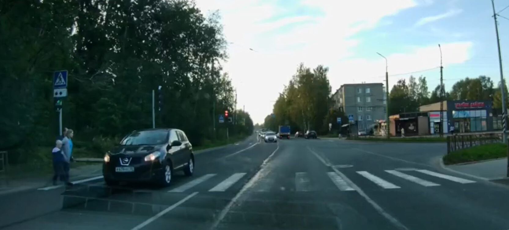 «Была б трагедия»: иномарка летела на красный, когда пешеходы пошли по «зебре» в одном из районов Петрозаводска