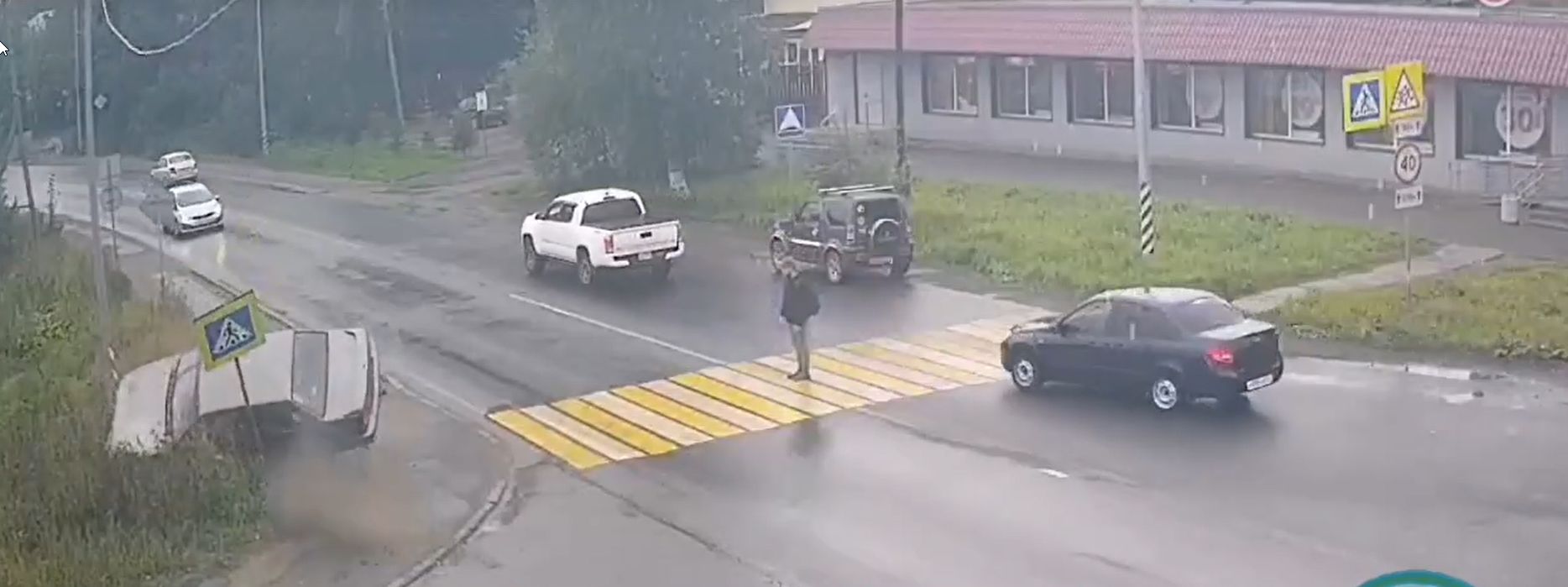 Легковушка юзом ушла с дороги и снесла знак перед пешеходным переходом в Петрозаводске