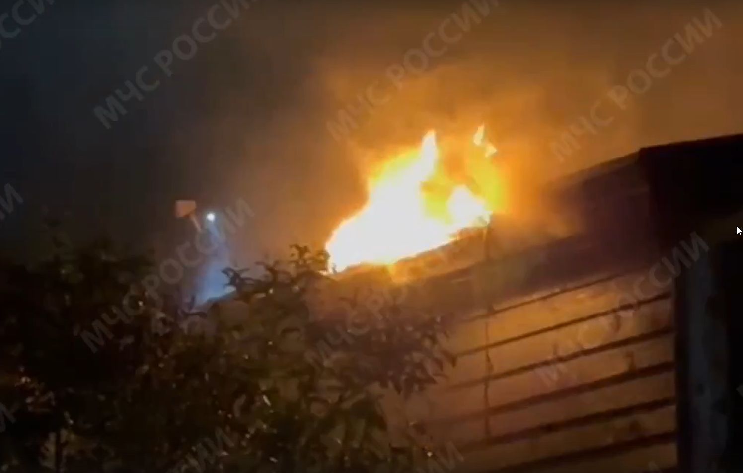 Одиннадцать пожарных тушат полыхающую баню в Прионежье