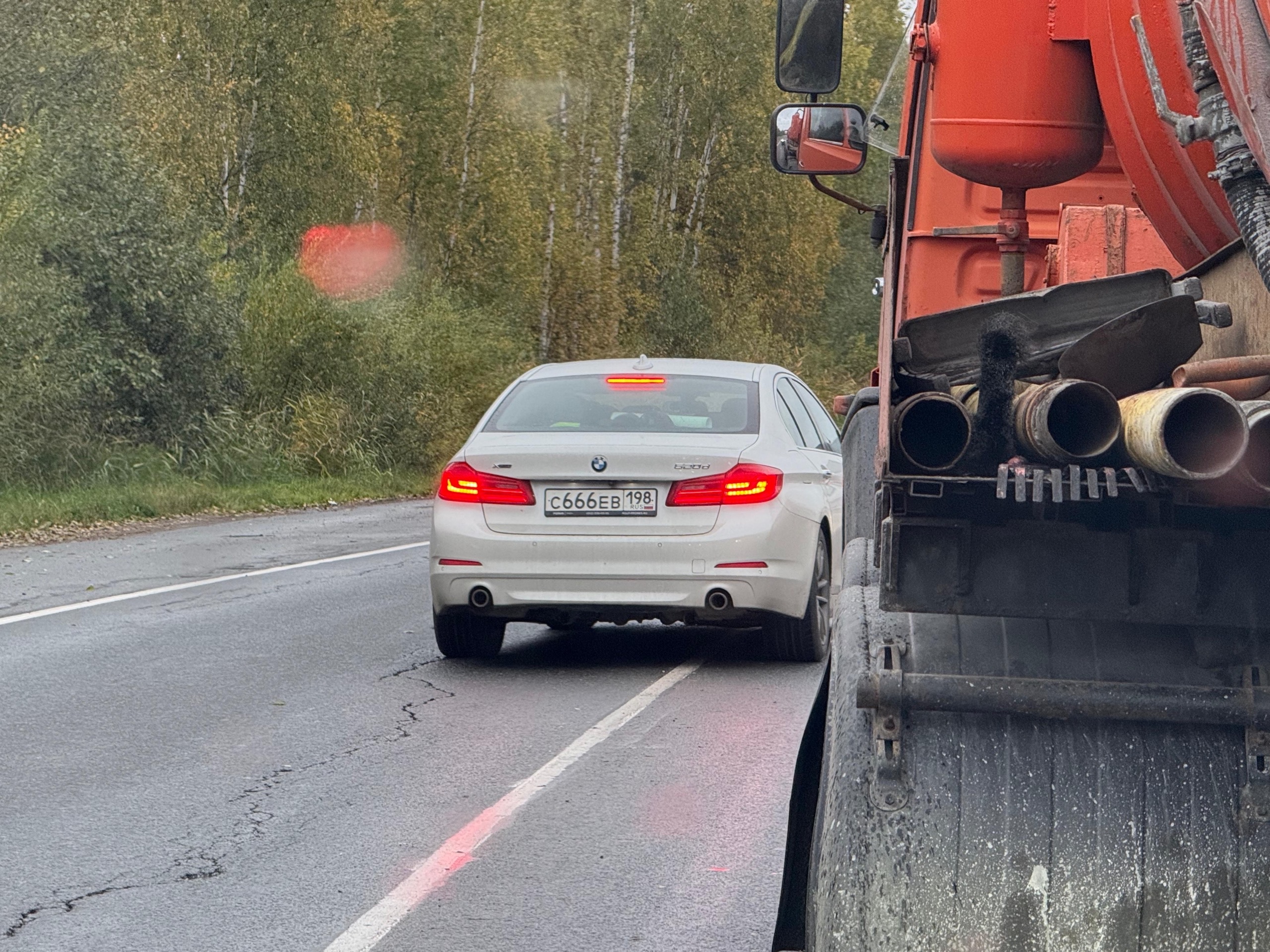 Авто с нескромными номерами соседнего региона обошло всех через сплошную под Петрозаводском