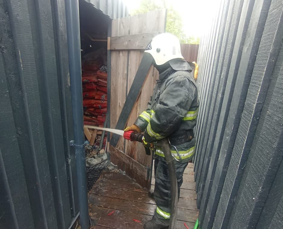 Пожарные Соломенного потушили дровяник в Петрозаводске за 13 минут