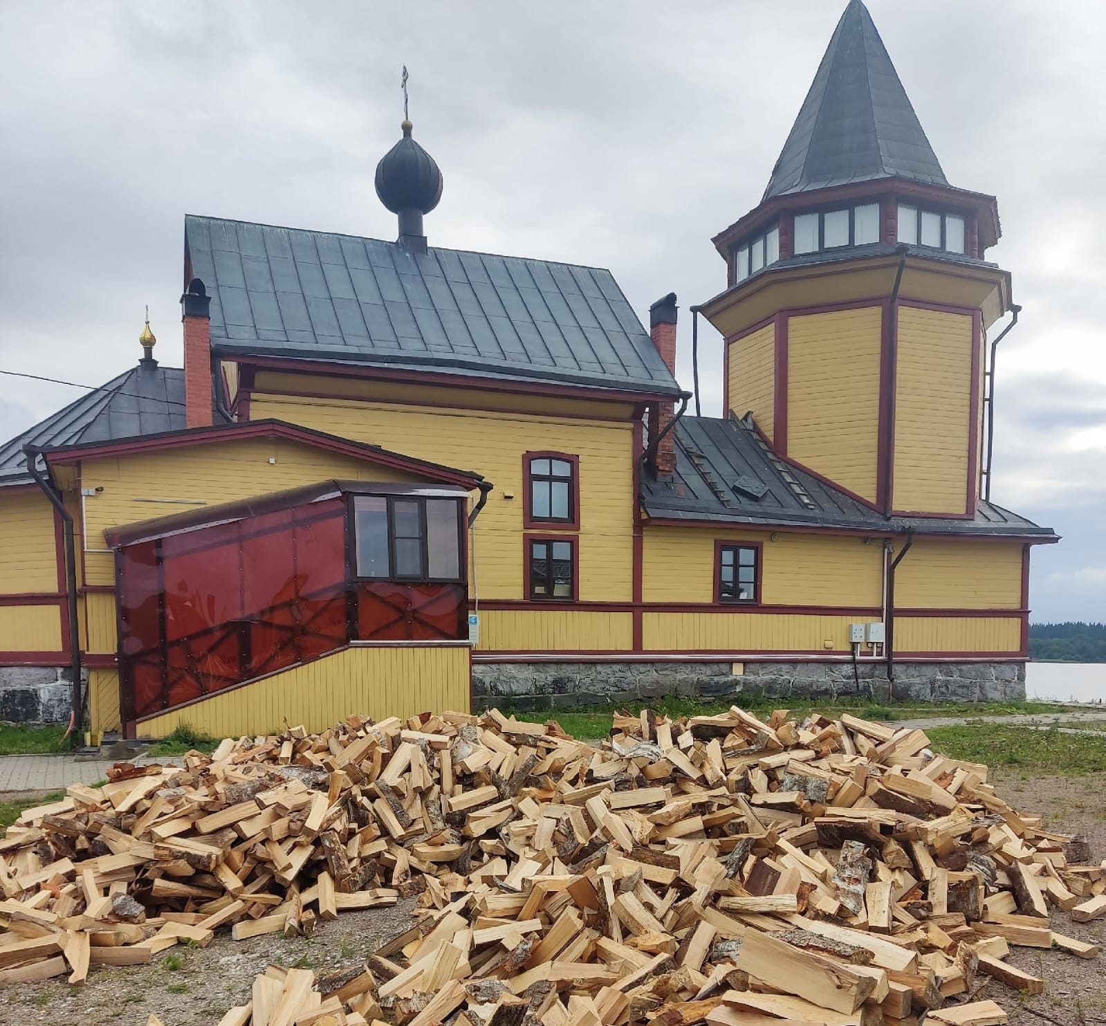 Добровольцев зовут помочь со складированием дров для церкви на Риеккалансаари