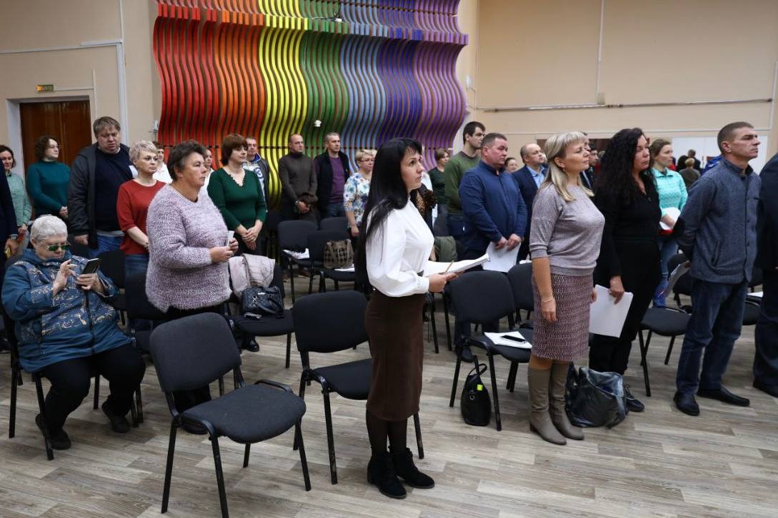 Телефон важнее гимна: пенсионерке за неуважение к символам грозит штраф