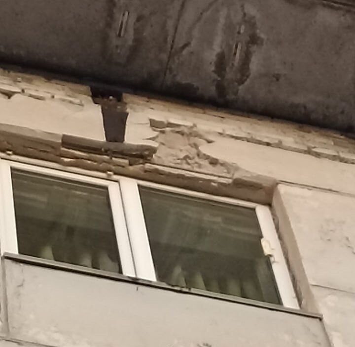 Летят осколки: блочный дом на Зареке угрожает жителям Петрозаводска