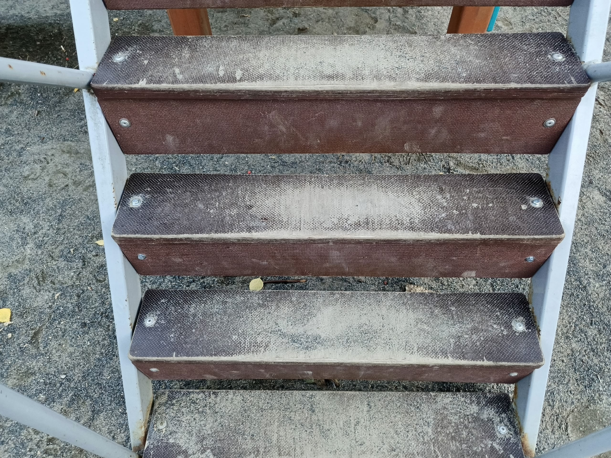 «Поговорите с детьми»: петрозаводчанин починил горку и качели на детской площадке