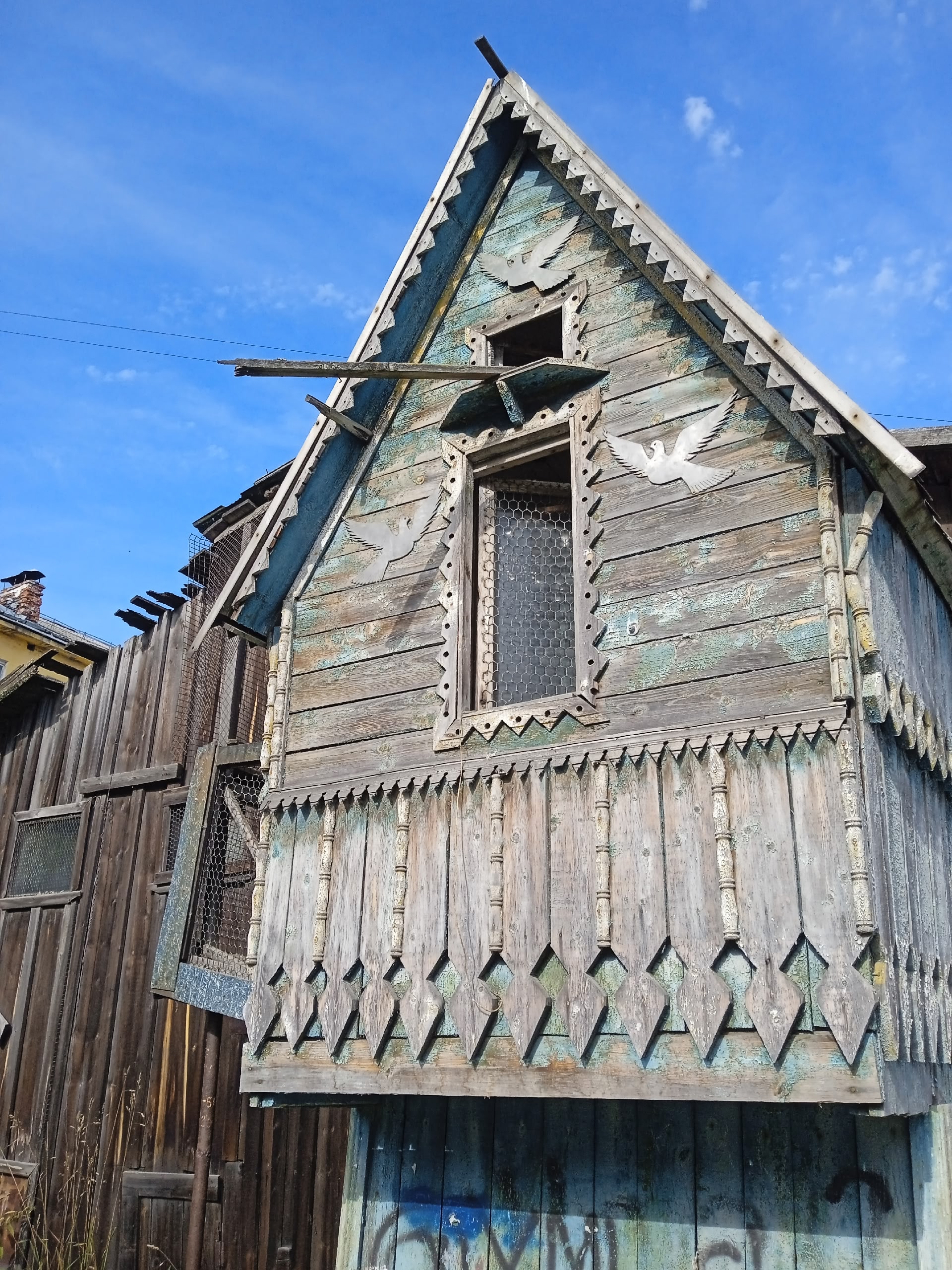 В городе, где снимали легендарный фильм, некогда красивой голубятне требуются мужские руки