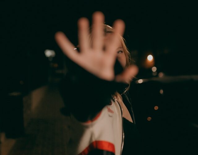 На курьера службы доставки напал пьяный агрессор в одном из районов Петрозаводска