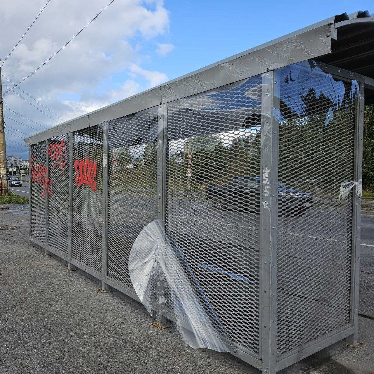 Вандалы содрали защитное покрытие от ветра с остановки в Петрозаводске