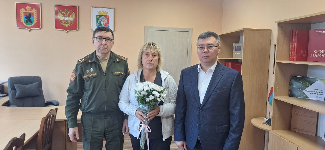 Три награды вручили супруге погибшего бойца в Сегежском округе